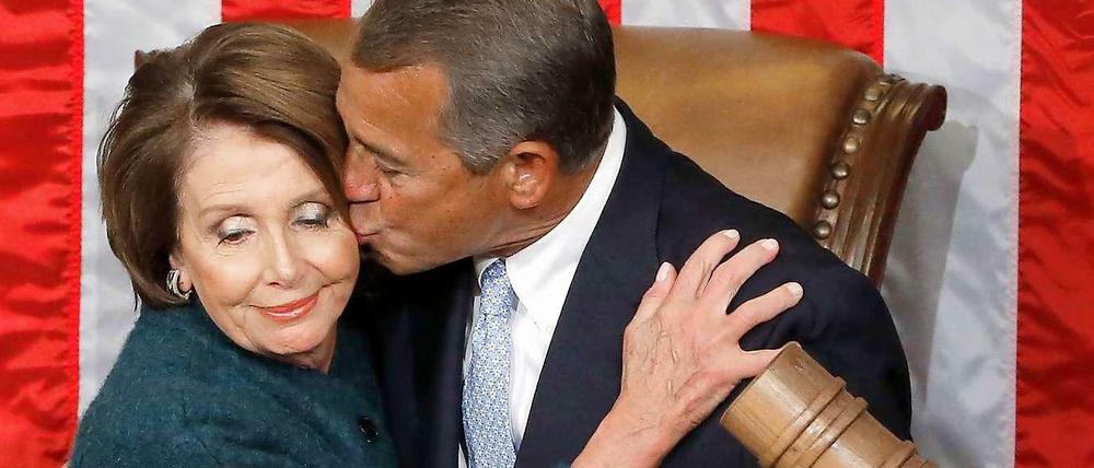 John Boehner, alter und neuer Mehrheitsführer im US-Kongress, küsst nach seiner Wiederwahl die demokratische Minderheitsführerin Nancy Pelosi.