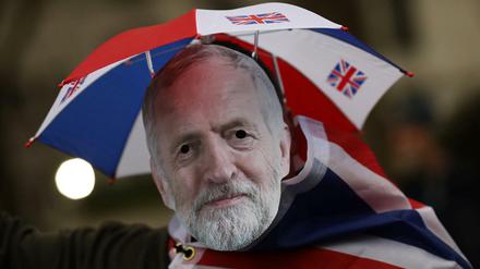 Ein Demonstrant in London mit einer Corbyn-Maske
