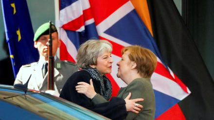 Bundeskanzlerin Angela Merkel (rechts) und die britische Regierungschefin Theresa May am Dienstag in Berlin.