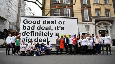 Politiker und Aktivisten posieren in London vor einem Plakat, auf dem ein Referendum über das britische EU-Austrittsabkommen gefordert wird.
