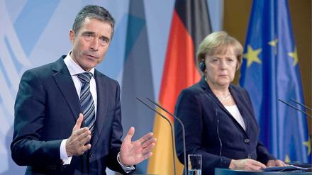 Generalsekretär Anders Fogh Rasmussen lobte den Libyen-Einsatz nach einem Treffen mit Bundeskanzlerin Angela Merkel (CDU) in Berlin als "eine der erfolgreichsten Missionen in der Geschichte der Nato".