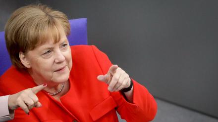 Angela Merkel antwortet auf Fragen der Abgeordneten.