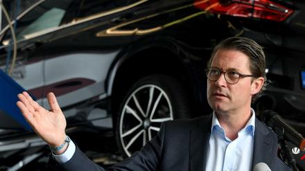 Verkehrsminister Andreas Scheuer (CSU) steht in einer Werkstatt vor einem Auto im Hauptabgaslabor des Kraftfahrt-Bundesamtes. 