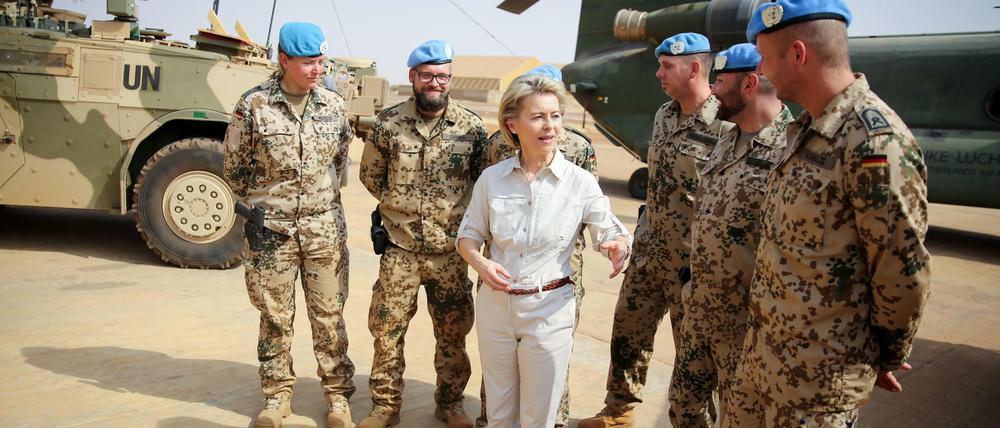 Truppenbesuch. Ursula von der Leyen im Gespräch mit Bundeswehrsoldaten in Mali im Dezember 2016.