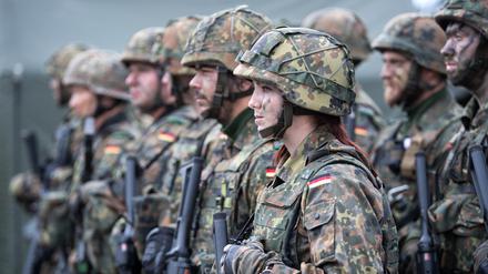 Eine deutsche Bundeswehr-Soldatin steht zusammen mit ihrem Kameraden bei dem von der Bundeswehr angeführten Nato-Bataillon auf dem Militärstützpunkt in Rukla (Archivbild).