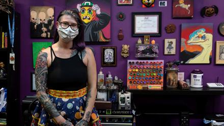 Wieder offen: Inhaberin Kirsten Cassat trägt in ihrem Tattoostudio in Savannah, Georgia, einen Mundschutz.