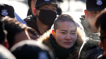 Polizisten umringen Li Wenzu, die Frau eines inhaftierten Menschenrechtsanwalts. Auch China war ein Schwerpunkt der Beobachtung durch Human Rights Watch im vergangenen Jahr.