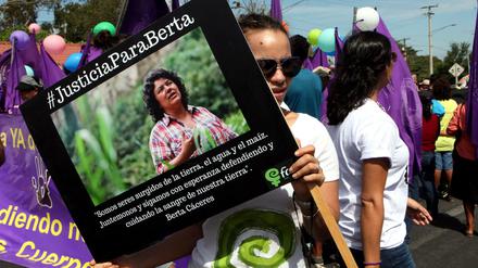 Erinnerung an die ermordete Berta Cáceres. +++(c) dpa - Bildfunk+++ |