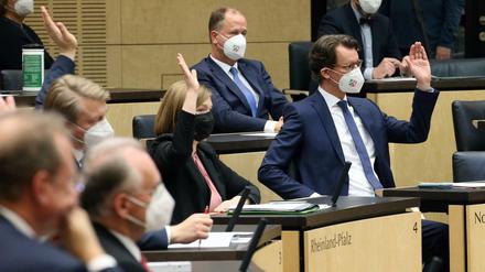 Erst Rebellion, dann Zustimmung: Hendrik Wüst, neuer NRW-Ministerpräsident, hebt die Hand für das Ampel-Gesetz.