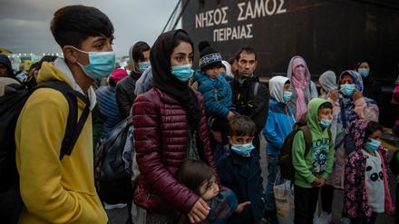 Ankunft im Hafen von Piräus: 400 Migrantinnen und Migranten aus dem überfüllten Lager Moria auf der Insel Lesbos wurden diese Woche auf das griechische Festland verlegt. 