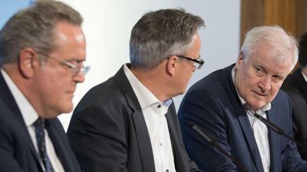 Hans-Georg Engelke (mitte) und Dieter Romann (links) managen für den Bundesinnenminister die harten Maßnahmen zur Bekämpfung des Coronavirus, aktuell vor allem die Grenzschließungen.