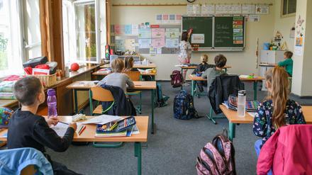 Schulkinder der Notbetreuung werden in einem Klassenraum einer Grundschule in Eisenhüttenstadt unterrichtet.