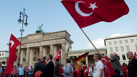 Türken demonstrieren am Samstag in Berlin gegen die geplante Bundestags-Resolution zum Völkermord an den Armeniern. 