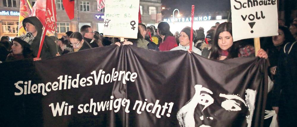 Die Demo danach: Zahlreiche Menschen demonstrierten am 5. Januar 2016 vor dem Kölner Dom gegen sexuelle Gewalt. 