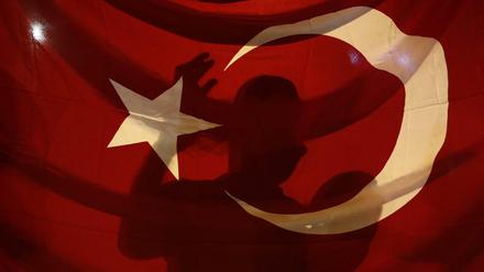 Die türkische Flagge auf einer Demonstration in Istanbul