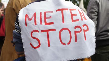 „Mieten Stopp“ steht auf einem Transparent auf dem Rücken eines Demonstranten bei einer Demonstration in Berlin.