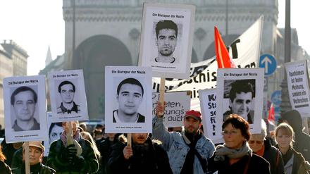 Demonstration des "Münchner Bündnisses gegen Krieg und Rassismus" Schilder mit Fotos von Opfern rechtsextremer Gewalt.