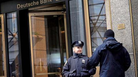 Polizei vor der Deutschen Bank in der New Yorker Wall Street: die Bank weltweit ihre Sicherheitsvorkehrungen.