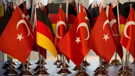 Deutsche und türkische Flaggen (Archiv).