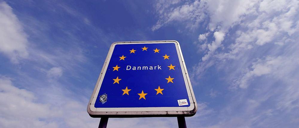 Dänemark führt die Grenzkontrolle wieder ein: Ab Dienstag werden Reisende stichprobenartig kontrolliert. Schlagbäume und lange Schlangen an der Grenze soll es aber nicht geben, verspricht die dänische Regierung. 