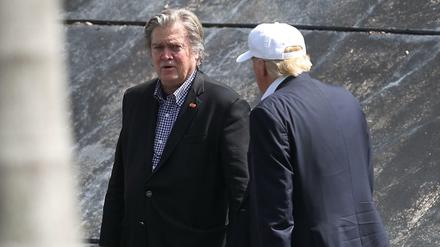Steve Bannon (links) und Donald Trump am Rande einer Wahlkampfveranstaltung 