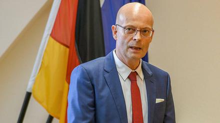 Halles Oberbürgermeister Bernd Wiegand muss sich wegen eines Verstoßes gegen die Impfreihenfolge verantworten.