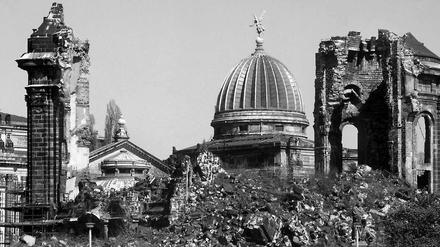 Ruine der Frauenkirche. Dresden war am 13. Februar 1945 und den beiden folgenden Tagen von britischen und amerikanischen Bombern angegriffen und stark zerstört worden. Bis zu 25.000 Menschen kamen ums Leben. Neonazis rechnen die Opferzahlen künstlich hoch und versuchen, auch damit die Schuld Deutschlands am Zweiten Weltkrieg zu relativieren.
