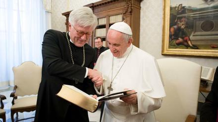 Ein Gott, eine Bibel, ein Handschlag. Papst Franziskus empfängt im Vatikan den Ratsvorsitzenden der Evangelischen Kirche in Deutschland, Heinrich Bedford-Strohm (l).
