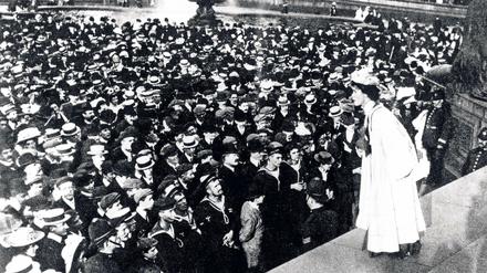 In England war der Kampf der "Suffragetten" (vom lateinischen Wort für Stimmrecht) radikaler als der der deutschen Schwestern: Hier die berühmteste, Emmeline Pankhurst, während einer Kundgebung auf dem Londoner Trafalgar Square.