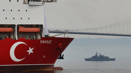 Das Bohrschiff „Yavuz“, begleitet von einem Schiff der türkischen Marine, verlässt den Hafen von Dilovasi.