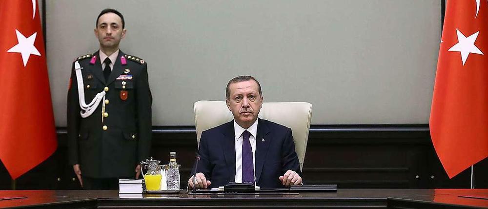 Der türkische Präsident Erdogan wittert hinter den Korruptionsvorwürfen gegen seine Ex-Minister eine Verschwörung von Regierungsgegnern.