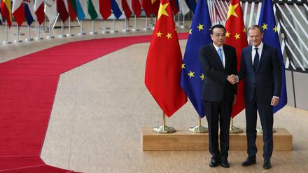 EU-Ratspräsident begrüßt Li Keqiang, Ministerpräsident von China.