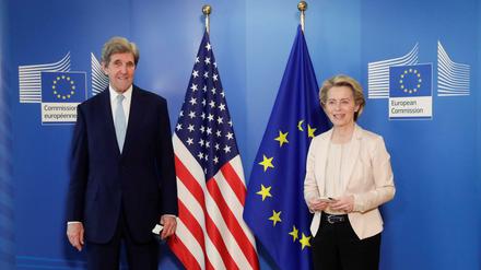 Der US-Klimabeauftragte Kerry und EU-Kommissionschefin von der Leyen am Dienstag in Brüssel.