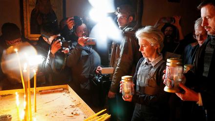 Kommissionspräsidentin Von der Leyen entzündet in einer Kirche in Butscha Kerzen für die Opfer des Massakers. 