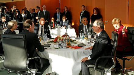 Illustre Runde. Gastgeberin Merkel bat US-Präsident Obama, Italiens Premier Renzi, die britische Premierministerin May, Spaniens Ministerpräsidenten Rajoy und den französischen Präsidenten Hollande an den runden Tisch, um über die transatlantischen Beziehungen zu beraten.