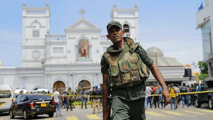 Ein Soldat der sri-lankischen Armee vor der Antoniuskirche in Colombo.