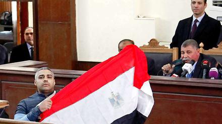 Symbolik. Journalist Mohammed Fahmy zeigte Flagge im Zeugenstand. 