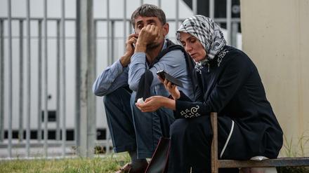 Familienangehörige von Festgenommenen warten vor dem Justizpalast in Istanbul.