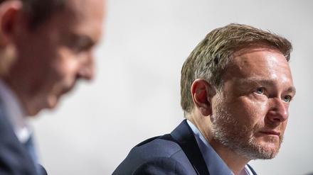 Christian Lindner, Parteivorsitzender der FDP, sitzt neben Volker Wissing, Generalsekretär der FDP, beim Bundesparteitag der FDP.