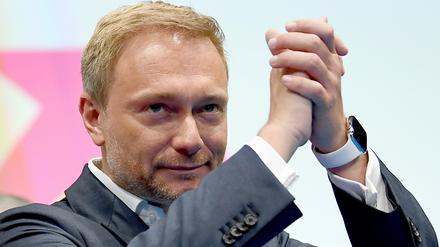 Christian Lindner, Fraktionsvorsitzender und Parteivorsitzender der FDP, freut sich am 70. FDP-Bundesparteitag über die Würdigung der Parteimitglieder.