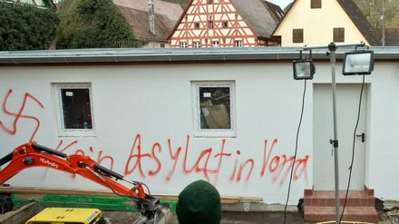 Fremdenfeindliche Parolen an einer geplanten Flüchtlingsunterkunft in der Nähe von Nürnberg. 