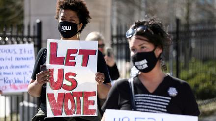 Demonstranten protestieren vor dem Kapitol in Atlanta/Georgia gegen das neue Wahlgesetz. 