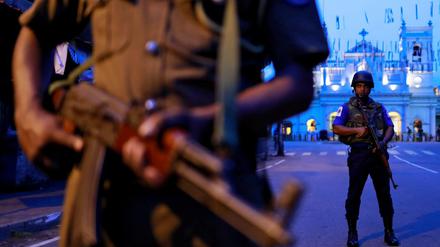 Sicherheitskräfte stehen nach den Anschlägen in Colombo in Sri Lanka.