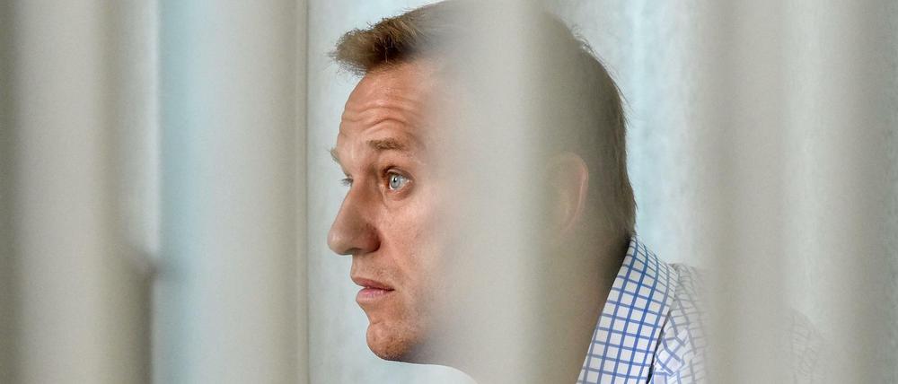 Alexej Nawalny sitzt während seines Gerichtsprozesses hinter Gittern.