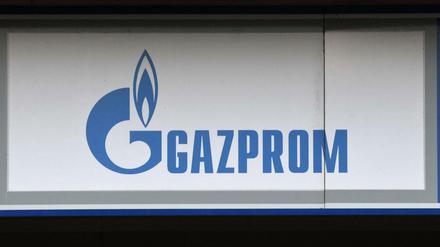Das Logo des Gazprom-Konzerns ist auf einem Plakat in Deutschland zu sehen. 