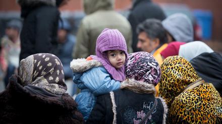 Flüchtlinge am 14.12.2015 vor dem Landesamt für Gesundheit und Soziales in Berlin auf die Kleiderausgabe. 