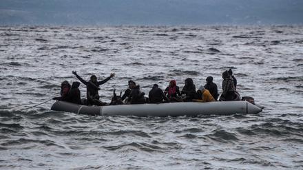 Migranten aus Afrika kommen im Februar in einem Schlauchboot am Strand des Dorfes Skala Sikamias auf Lesbos aus der Türkei an.