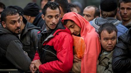 Flüchtlinge warten am 05.10.2015 in Berlin vor dem Landesamt für Gesundheit und Soziales (LAGESO) auf den Einlass zur Registrierung. 