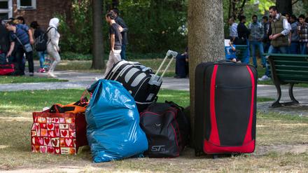 Koffer, Taschen und Säcke stehen  in Berlin vor der Zentralen Aufnahmeeinrichtung für Asylbewerber. 