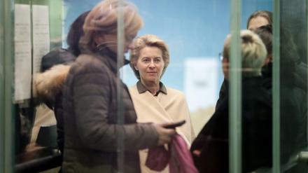 Ursula von der Leyen (CDU) nach einem kurzen Spaziergang während der Sondierungsgespräche neben Julia Klöckner (l) im Fahrstuhl. 